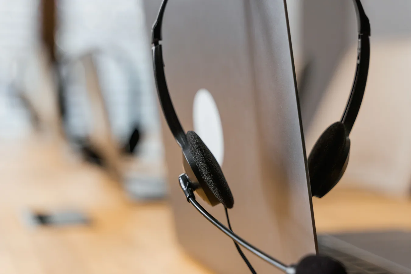 Remote computer support headset and help desk setup